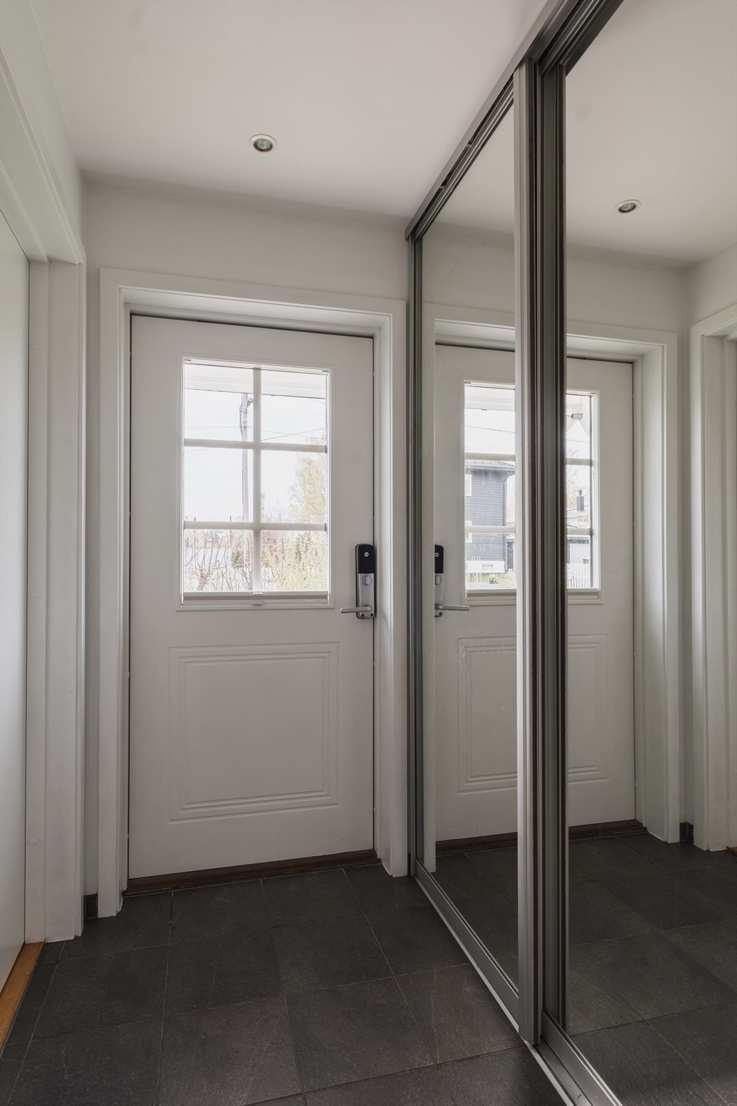 Flislagt entré med garderobe Galleribilde