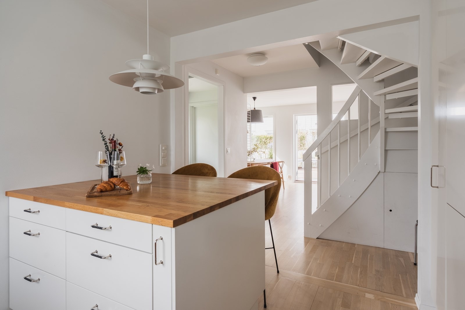 Praktisk kjøkkenøy med barkrakker Galleribilde