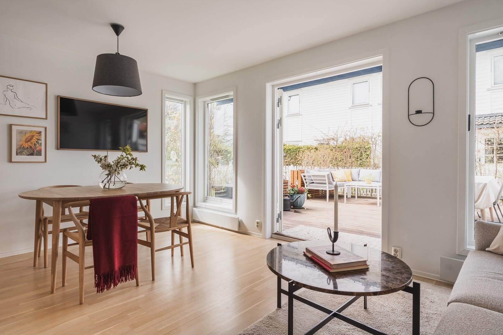 Særdeles gode lysforhold med vinduer mot tre sider. Her strekker solen seg fra sørøst mot nordvest for perfekt solgang Galleribilde