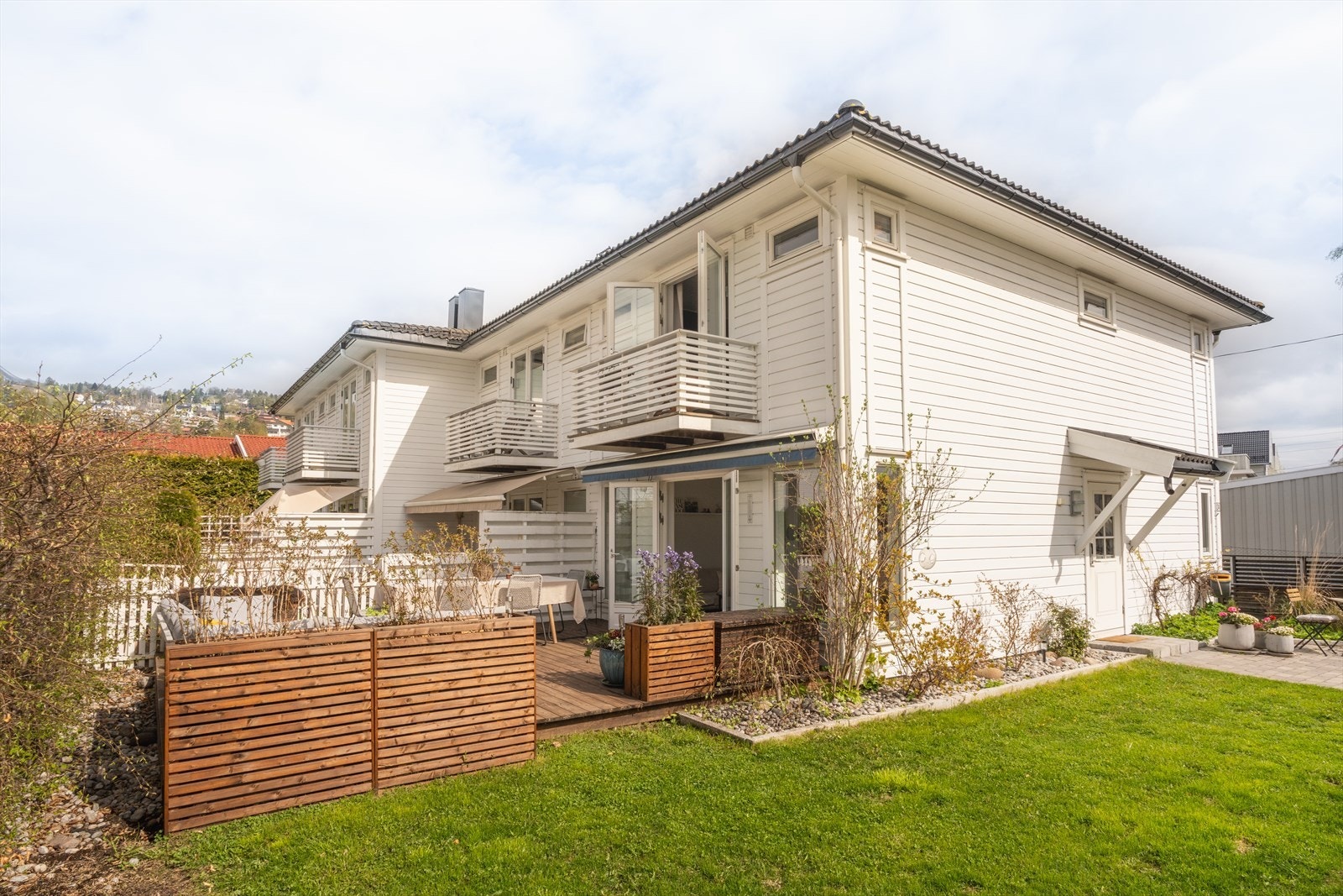 Velkommen til Eddaveien 24 A - Tilbaketrukket i stille vei, med nydelig solforhold hele dagen. Underjordiske garasjekjeller med 2 parkeringsplasser og bod med stikkontakt Galleribilde