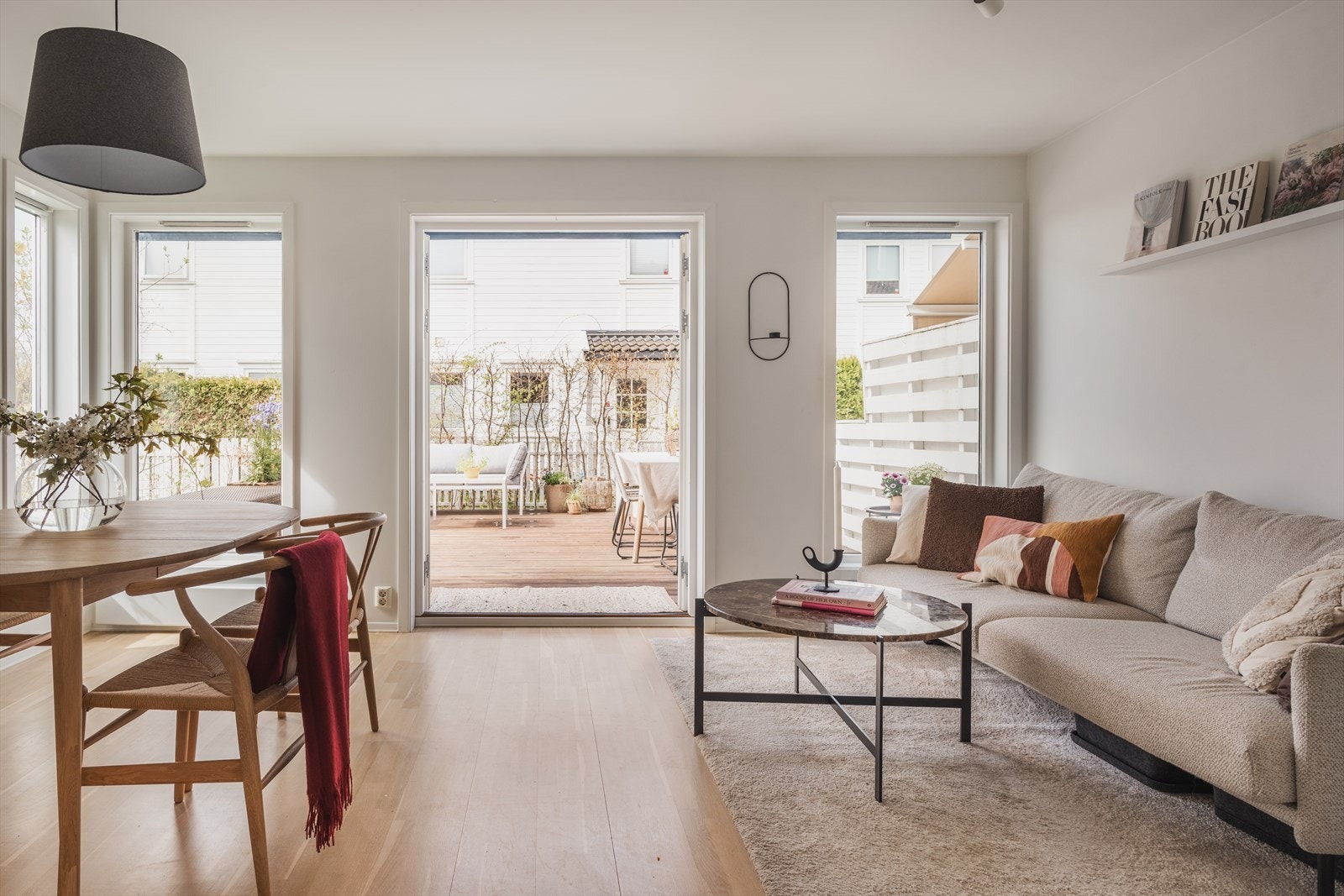 Huset har en svært praktisk planløsning med 3 soverom, romslig bad, eget vaskerom og sosial stue/kjøkkenløsning. Her har du alt du trenger for en enkel og behagelig hverdag Galleribilde