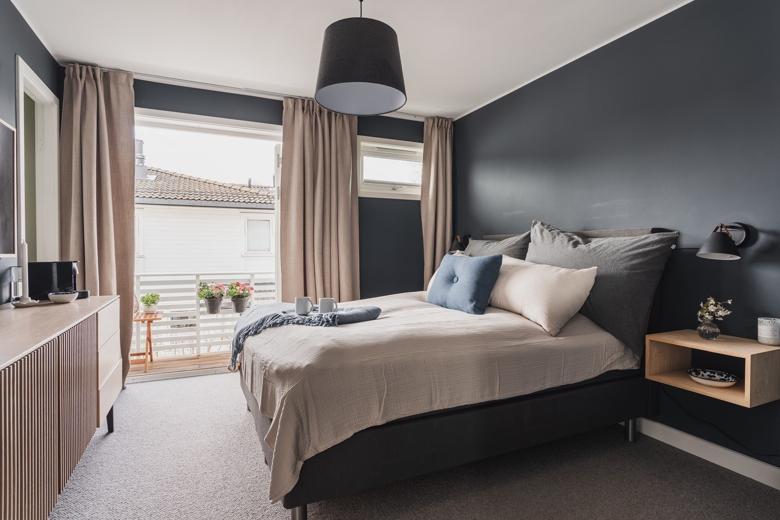 Generøst hovedsoverom med lunt og behagelig heldekket gulvteppe Galleribilde