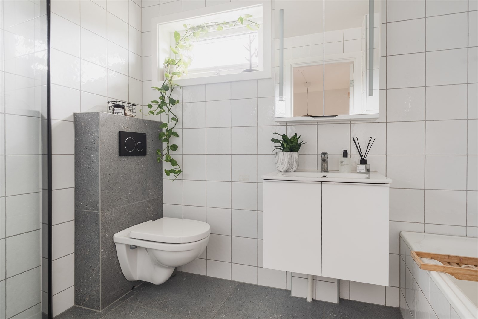 Pent flislagt bad med badekar og dusjhjørnet Galleribilde