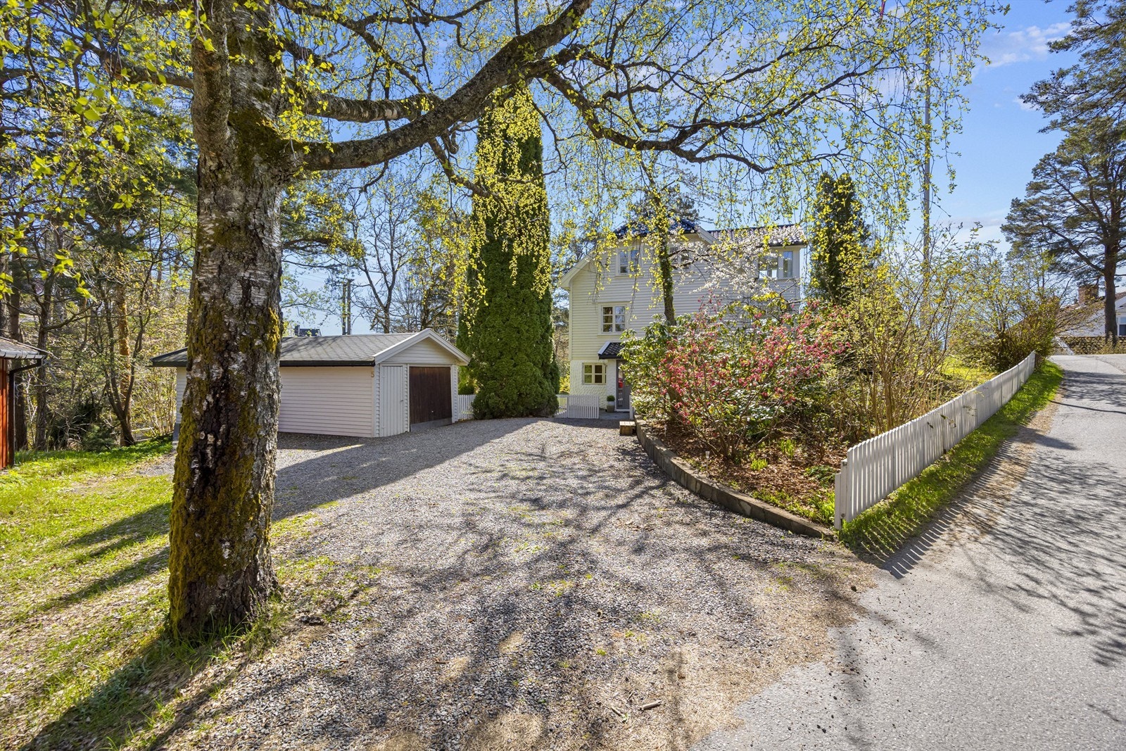 Stor parkering med plass til flere biler Galleribilde