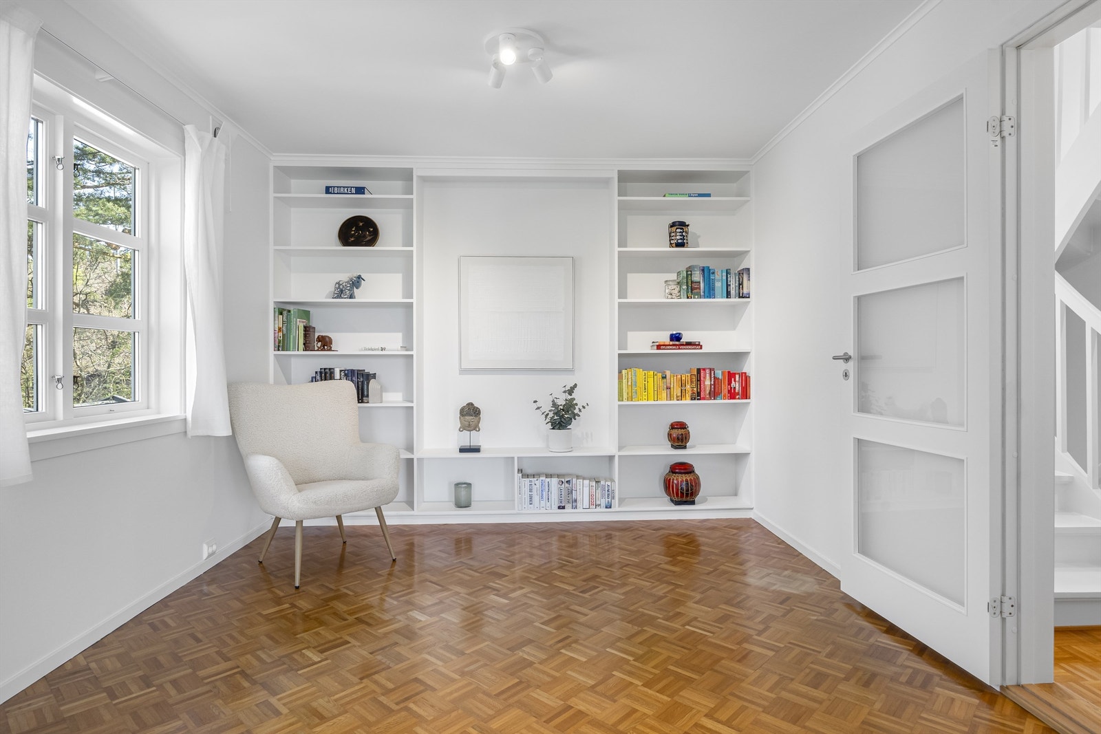 Plassbygd bokhylle i stuen Galleribilde