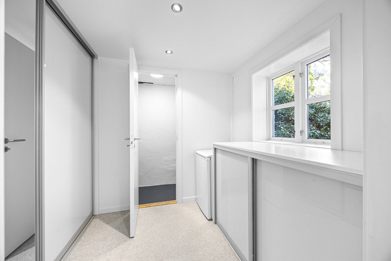 Garderobeløsning med god oppbevaringsplass og inngang til kjellerbod. Galleribilde