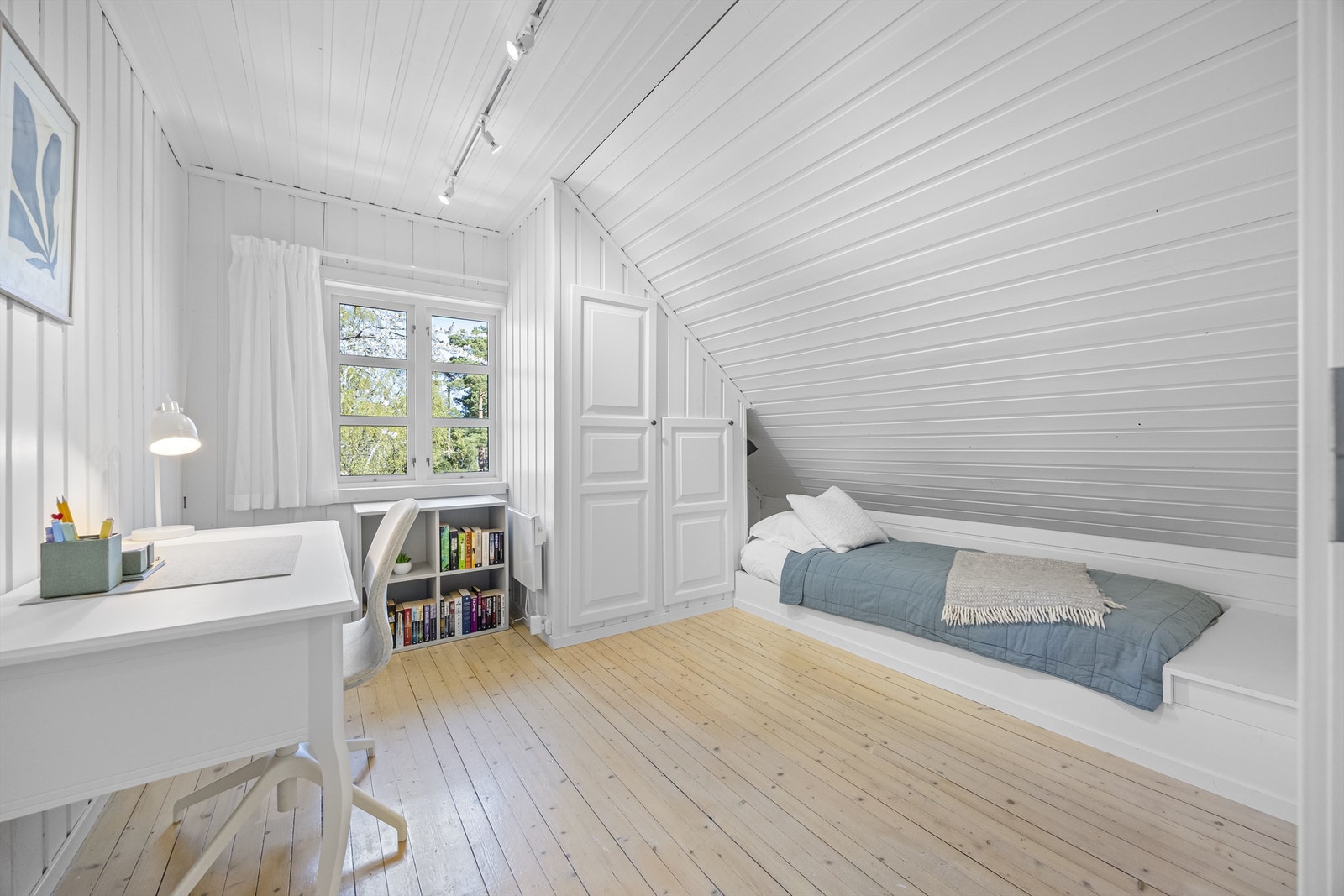 Soverom med plassbygget seng i 2. etasje Galleribilde