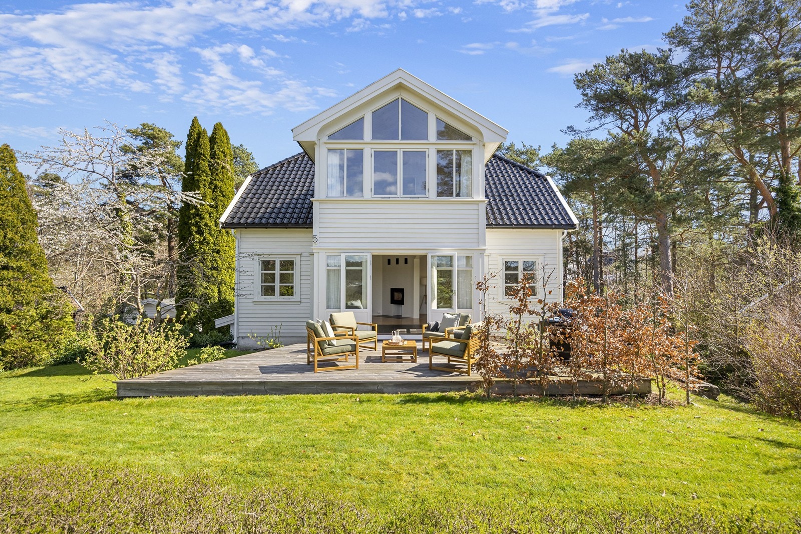 Vestvendt terrasse med sol hele dagen Galleribilde