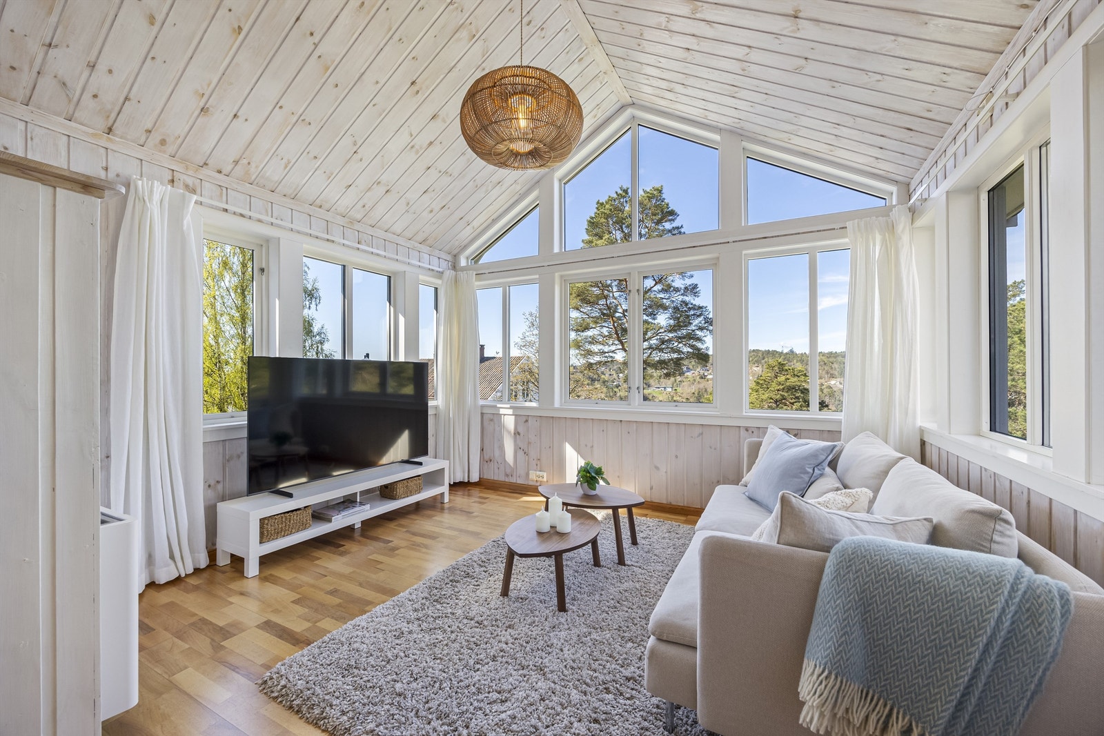 Stue i 2. etasje med god takhøyde og utsikt over Galtesund Galleribilde