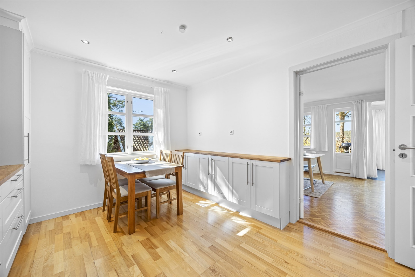 Fra kjøkkenet er det dør til spisestue og stuen Galleribilde