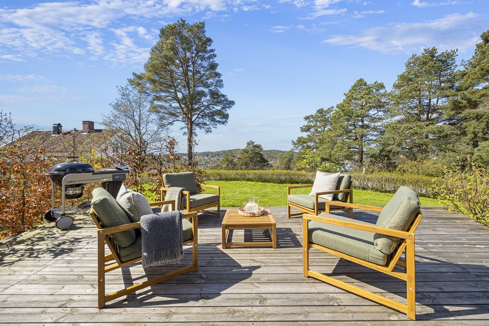 Romslig og solrik terrasse med plass til både loungegruppe og grilling. Galleribilde