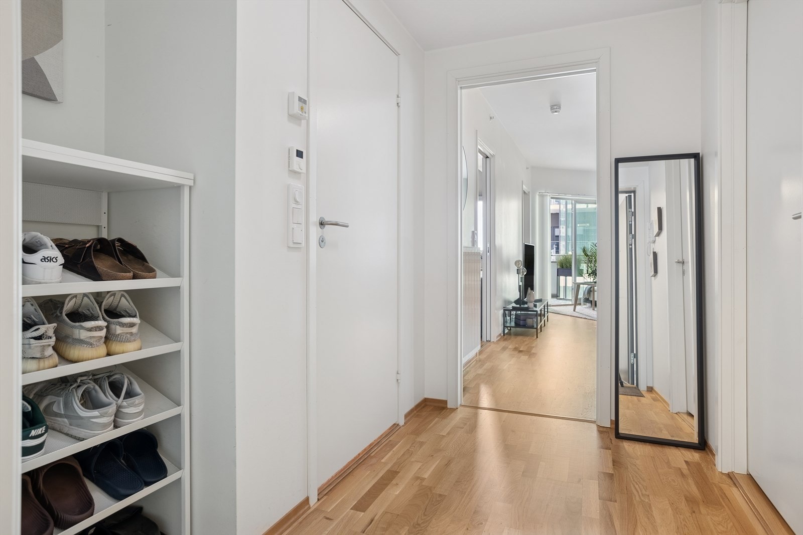 Lys og innbydende entré med plass en smart garderobeløsning og praktisk adkomst til bad og bod. Galleribilde