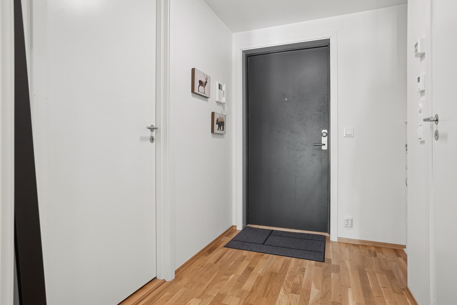 Velkommen inn - entré med nisje for oppbevaring og god plass til sko og yttertøy. Galleribilde