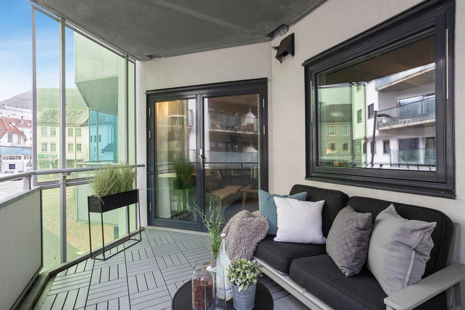 Overbygget balkong på 9 m² gir fine solforhold og en forlengelse av stuen i sommerhalvåret. Galleribilde
