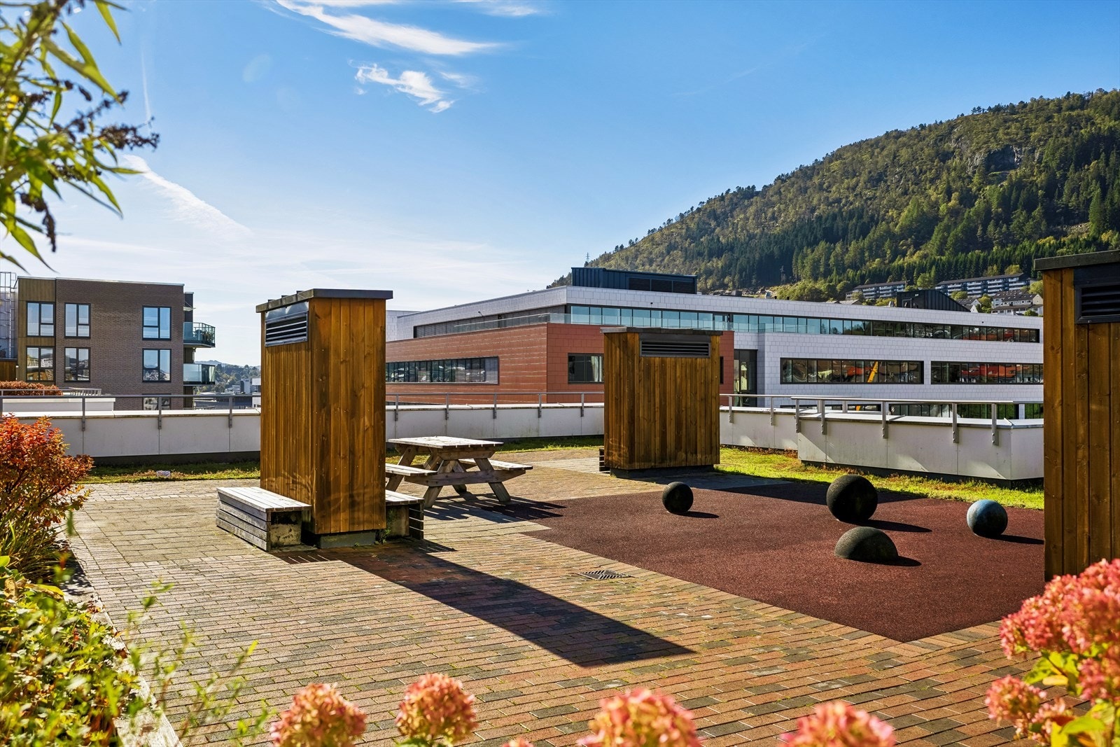 Takterrassene er til felles bruk og er møblert med sittegrupper og blomsterkasser. Galleribilde
