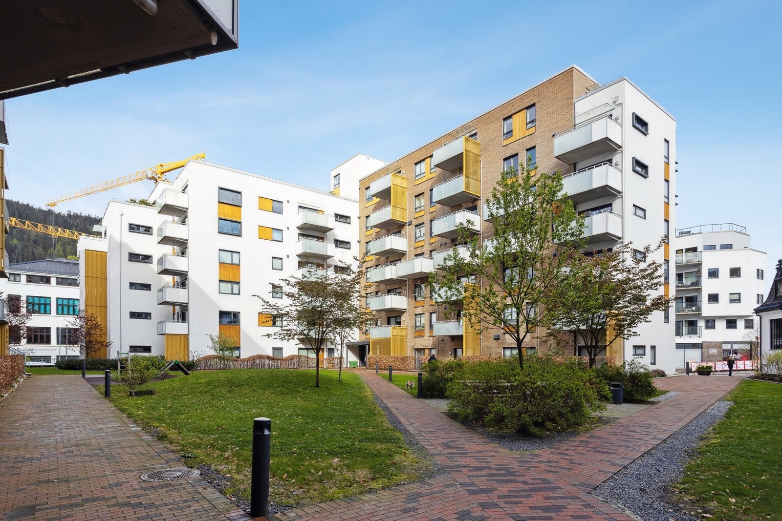 Sentral beliggenhet med kort vei til bybane, dagligvare, treningssenter og flotte turområder. Galleribilde