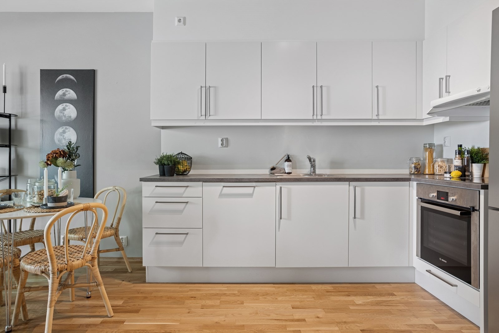 Kjøkkenet er utstyrt med platetopp, stekeovn, oppvaskmaskin, kombiskap, stålvask, komfyrvakt og vannføler. Galleribilde