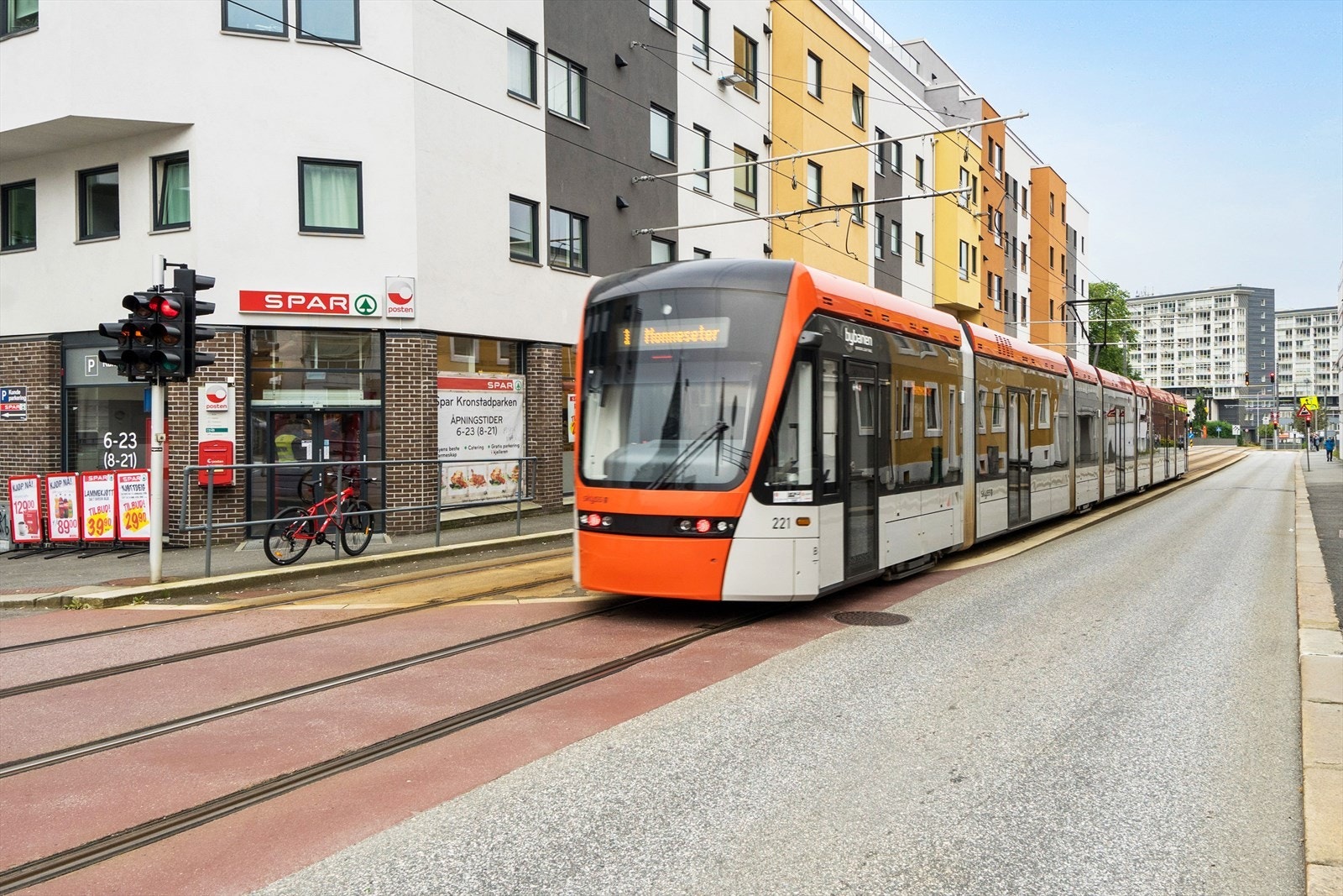 Kort vei til flere dagligvarebutikker. Bunnpris har åpnet ny butikk i Inger Bang lunds vei 15 ( nabobygget) som og er søndags åpen. Alt du trenger er innen rekkevidde! Galleribilde