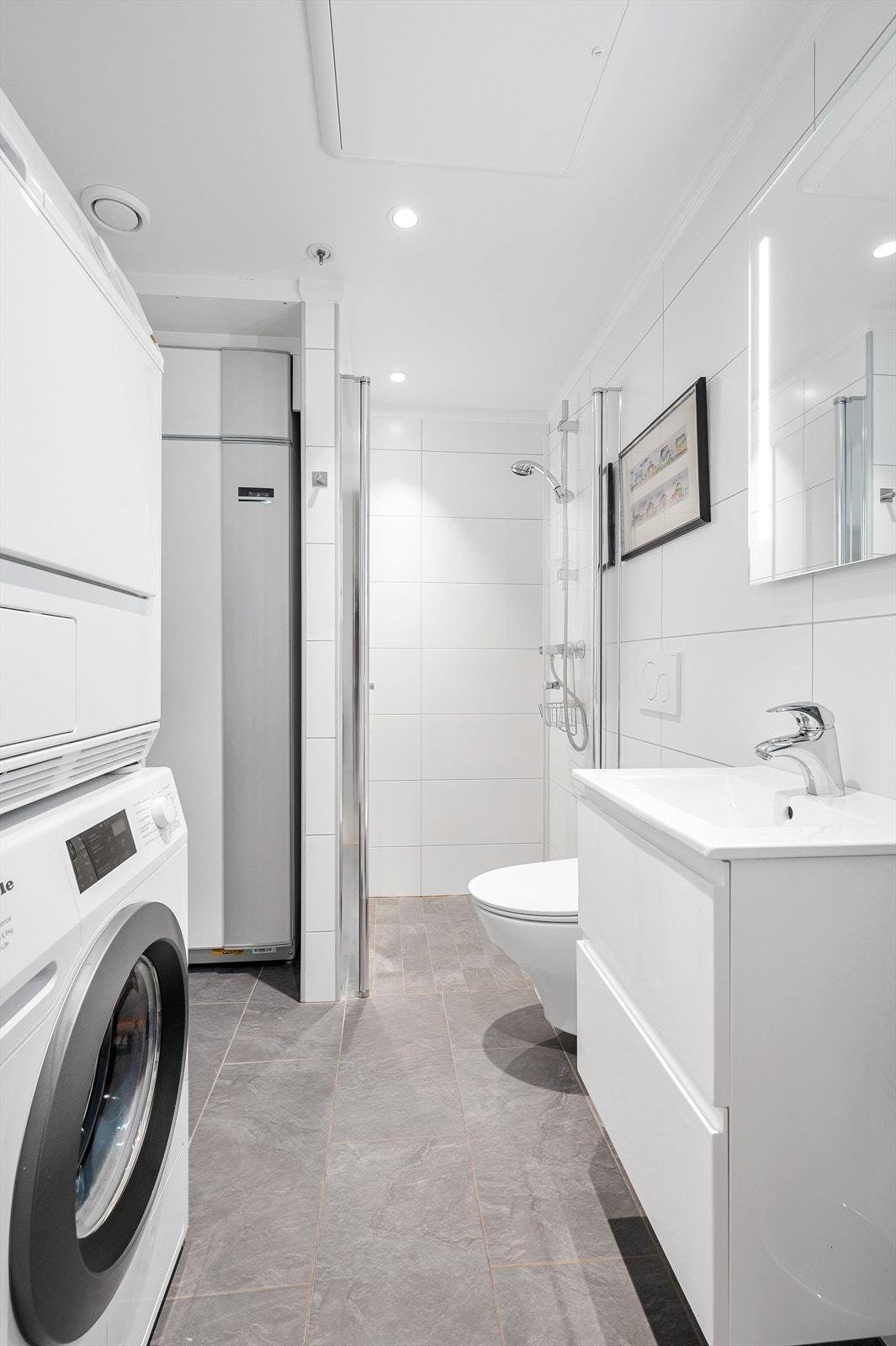 Bad/wc/vaskerom - her finner man i tillegg ventilasjonsenhet og rør i rør skap Galleribilde