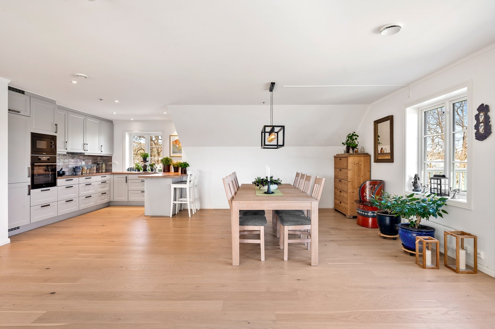 God plass til å dekke et langbord Galleribilde