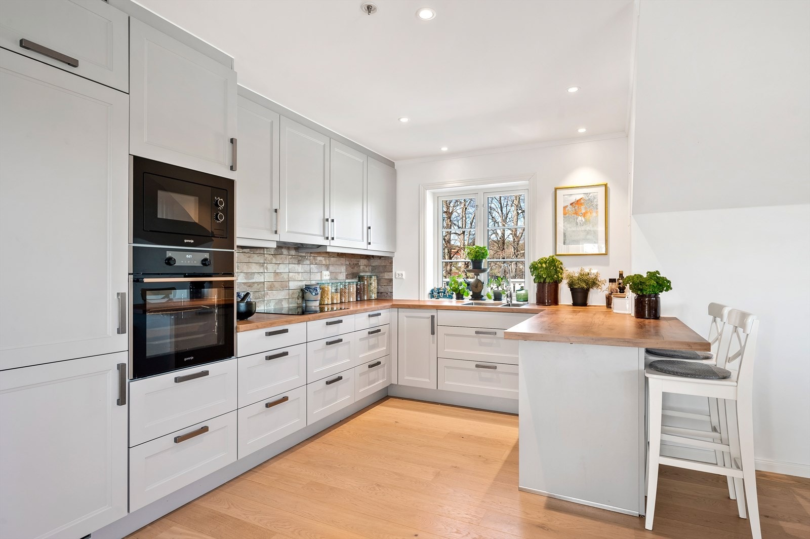 Wagner kjøkkeninnredning med integrerte hvitevarer Galleribilde