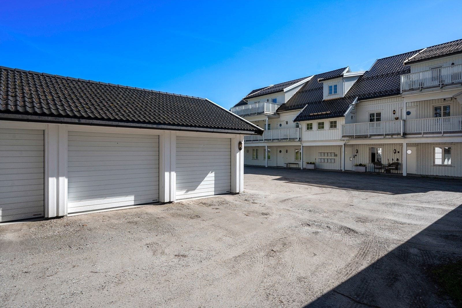 Andel av rekkegarasje - ende. Galleribilde