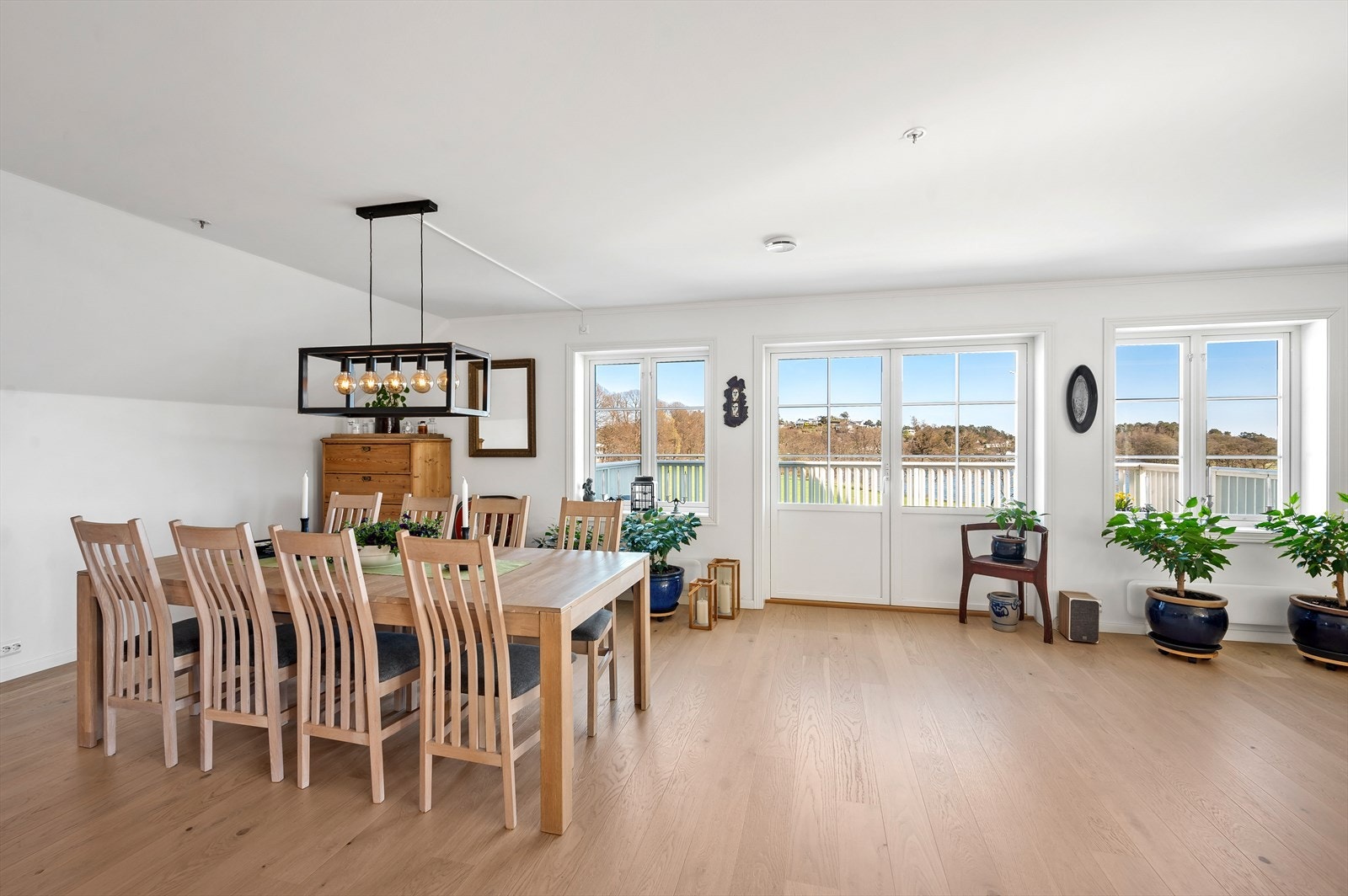 Utgang til terrasse fra stua. Galleribilde