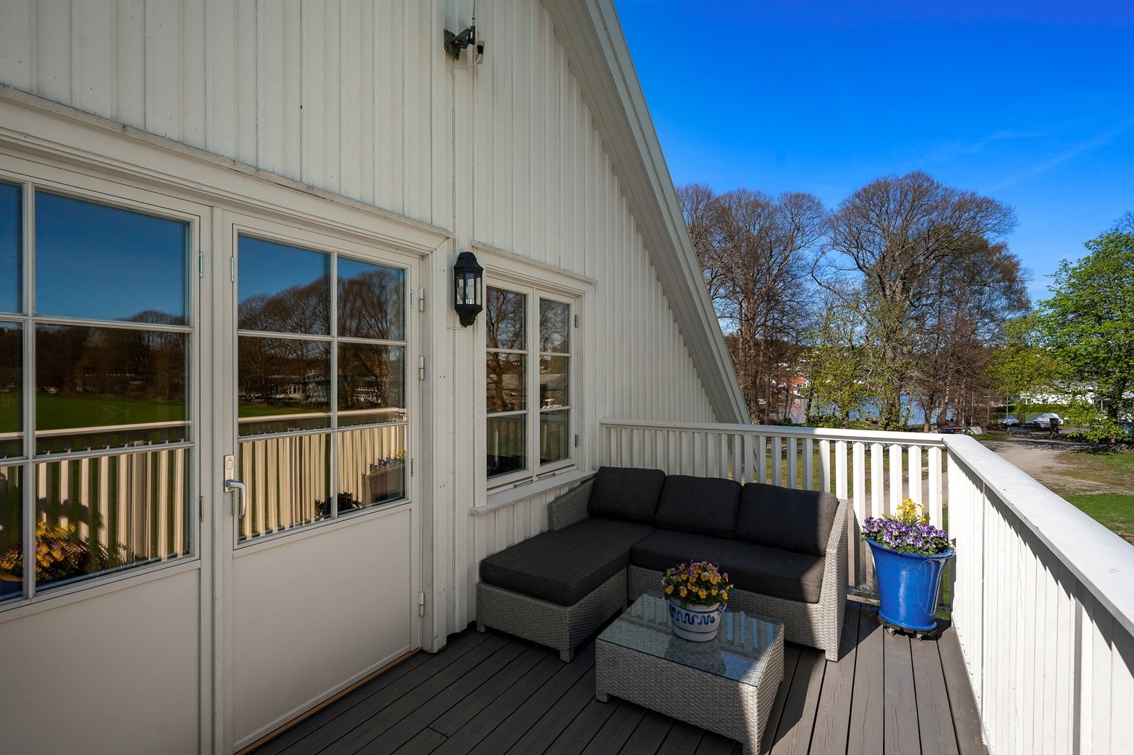 Terrasse med utgang fra stua Galleribilde