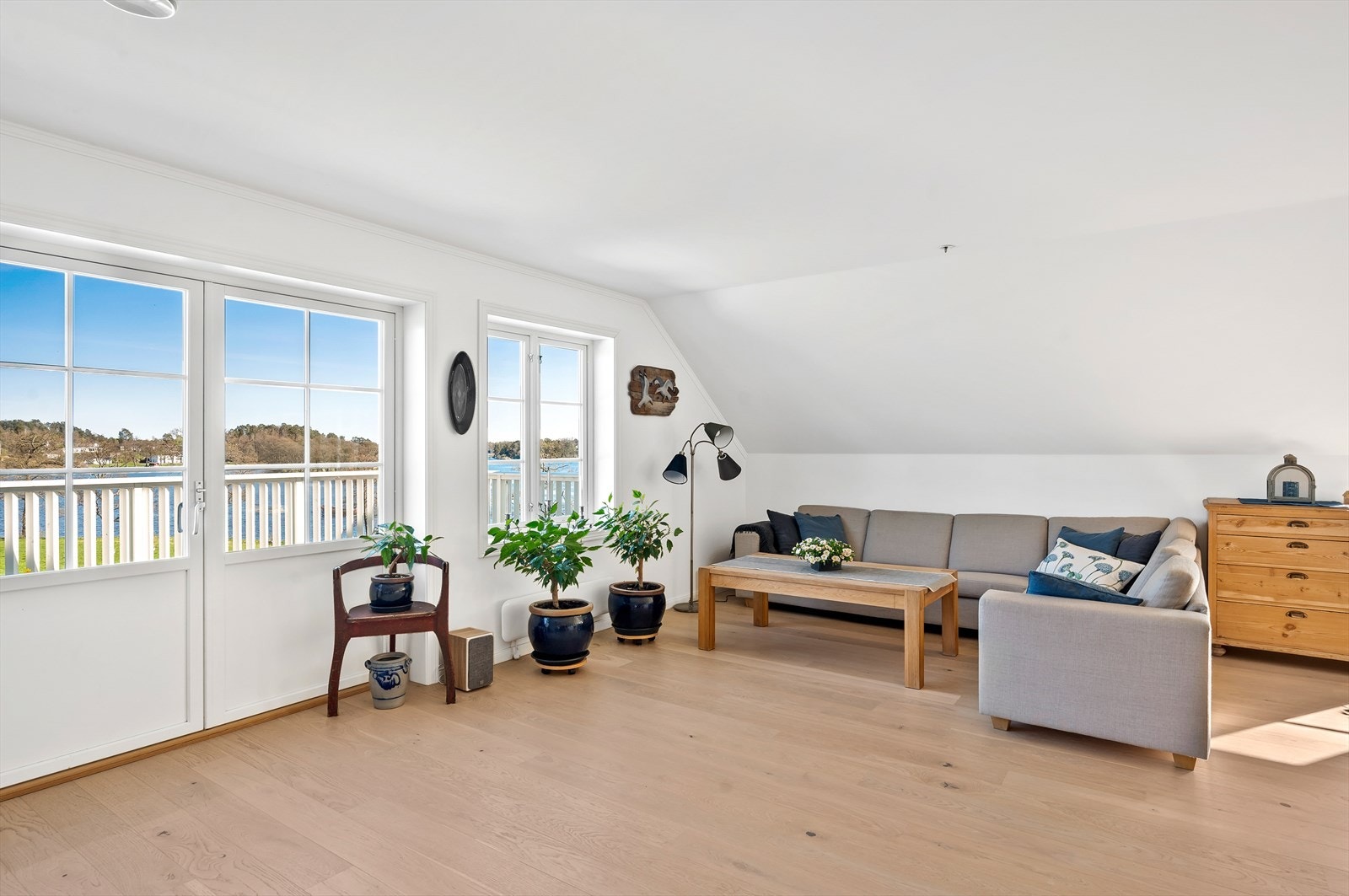 Fra salongen er det direkte tilgang til terrassen Galleribilde