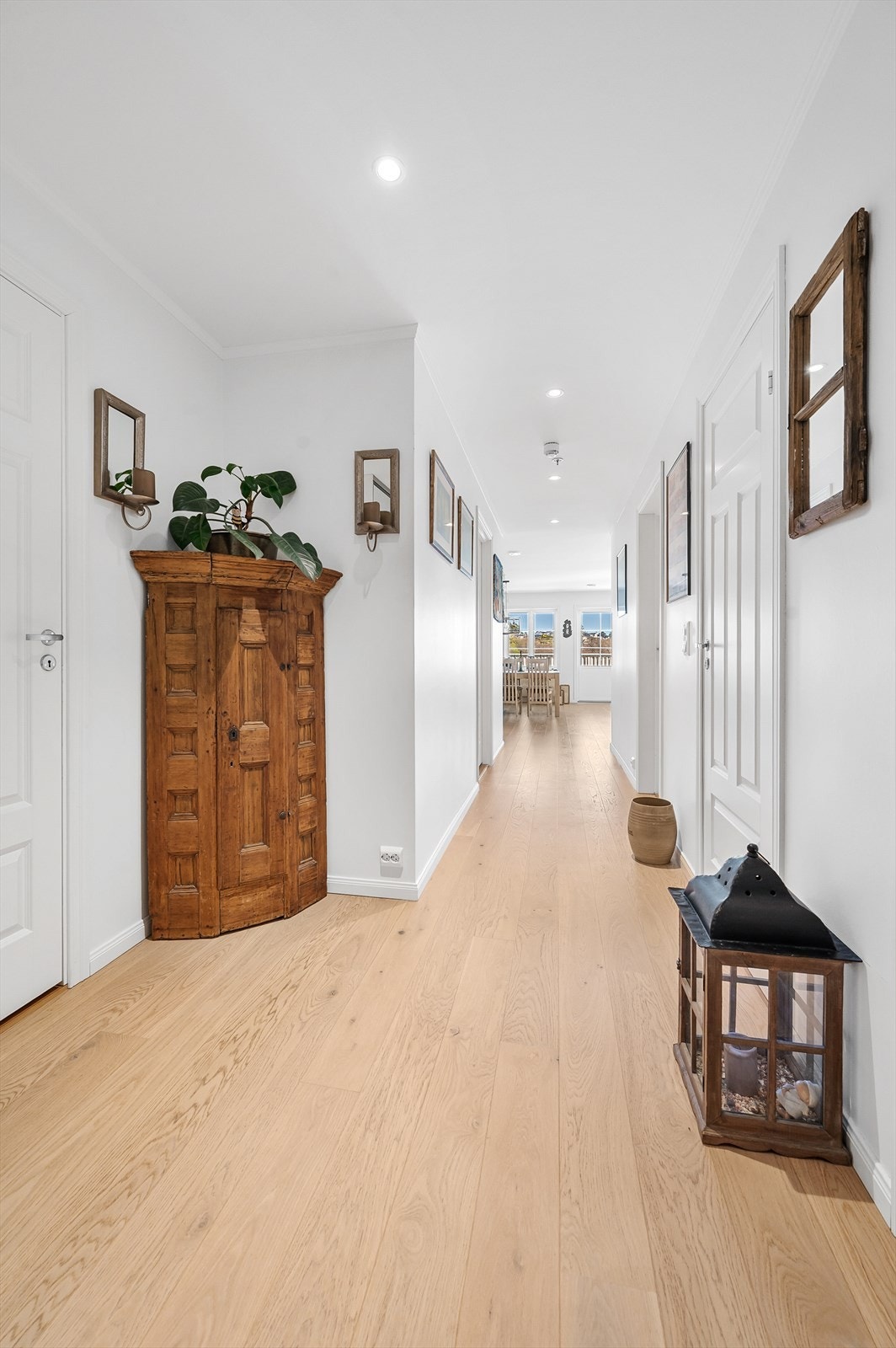 Lys og åpen entre/gang Galleribilde