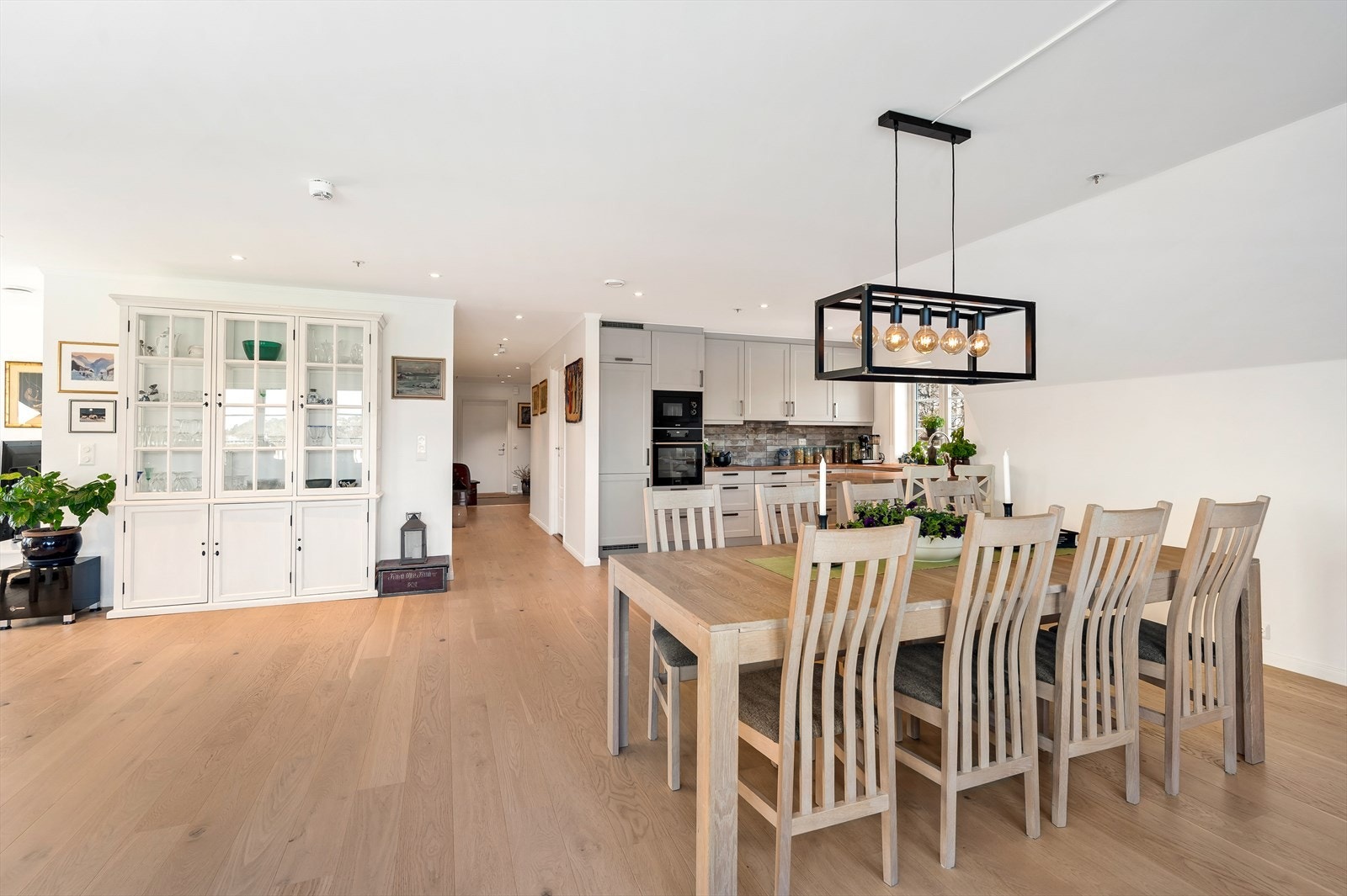 I den åpne stue/kjøkkenløsning kan man kokkelere samtidig som man har kontakt med gjestene Galleribilde