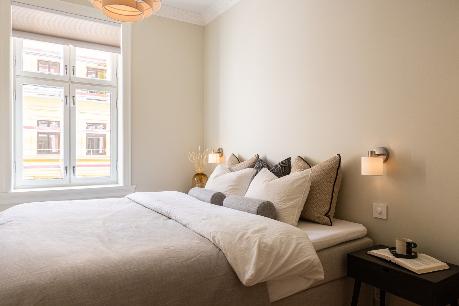 Master bedroom. Leiligheten ligger i en rolig, enveiskjørt gate. Galleribilde