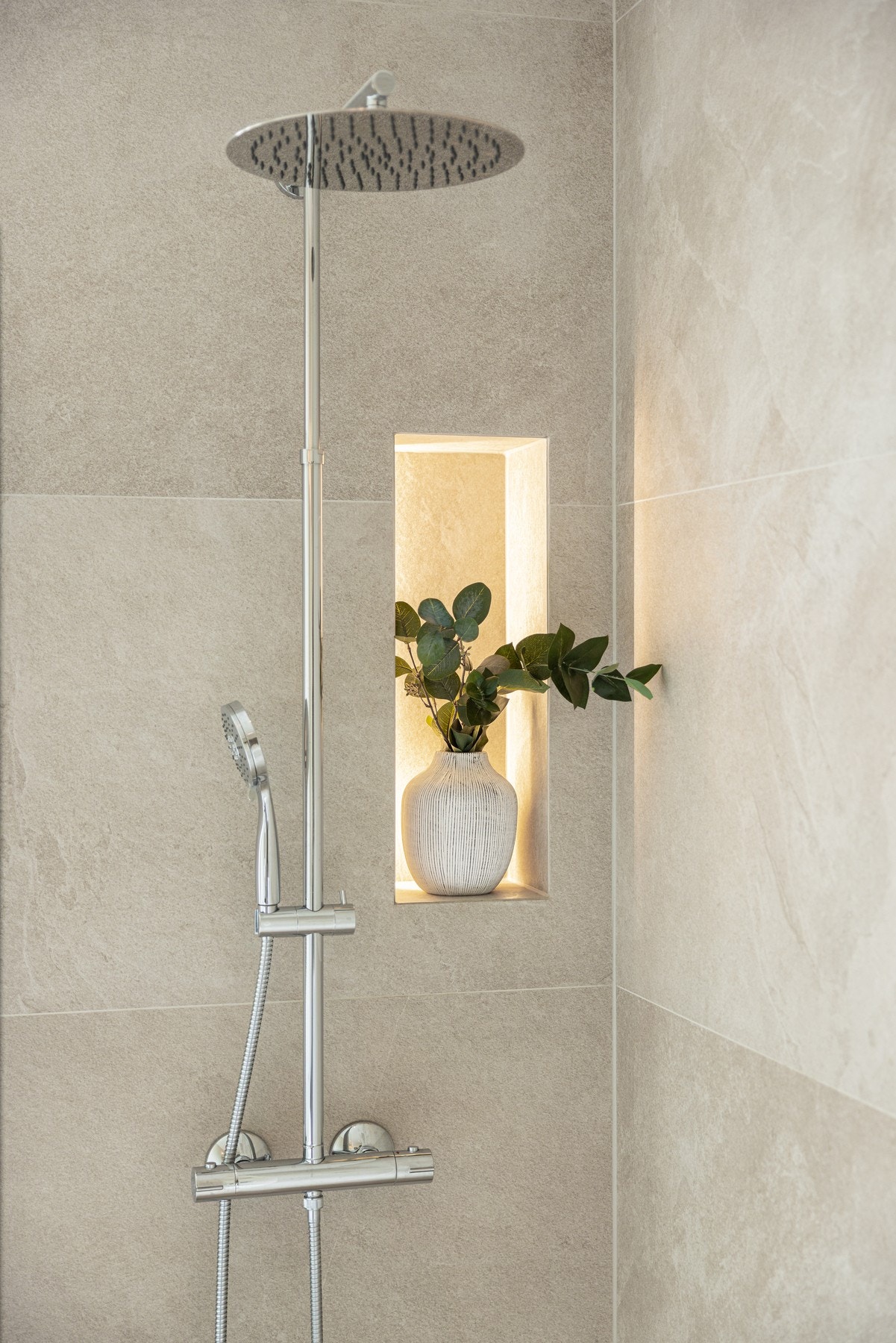 Innebygget nisje i dusjen med skjult elektrisk anlegg til belysning. Galleribilde