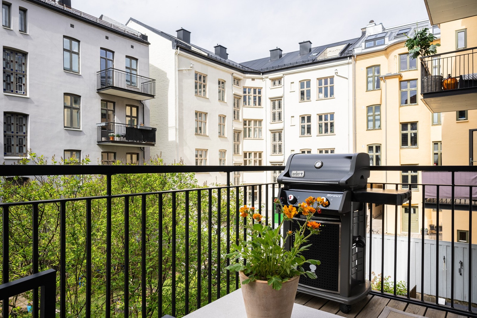 Solrik, vestvendt balkong mot stille og rolig bakgård. Galleribilde
