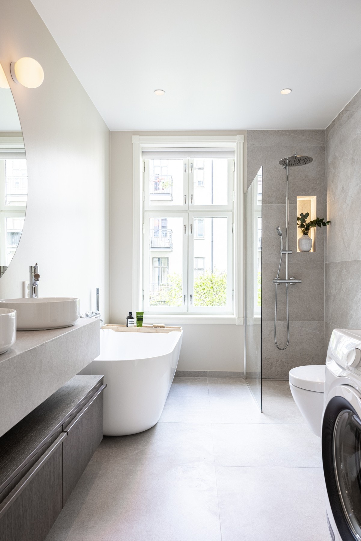 Både badekar og dusj på baderom. Dette er en kvalitet svært få sentrale leiligheter har. Galleribilde