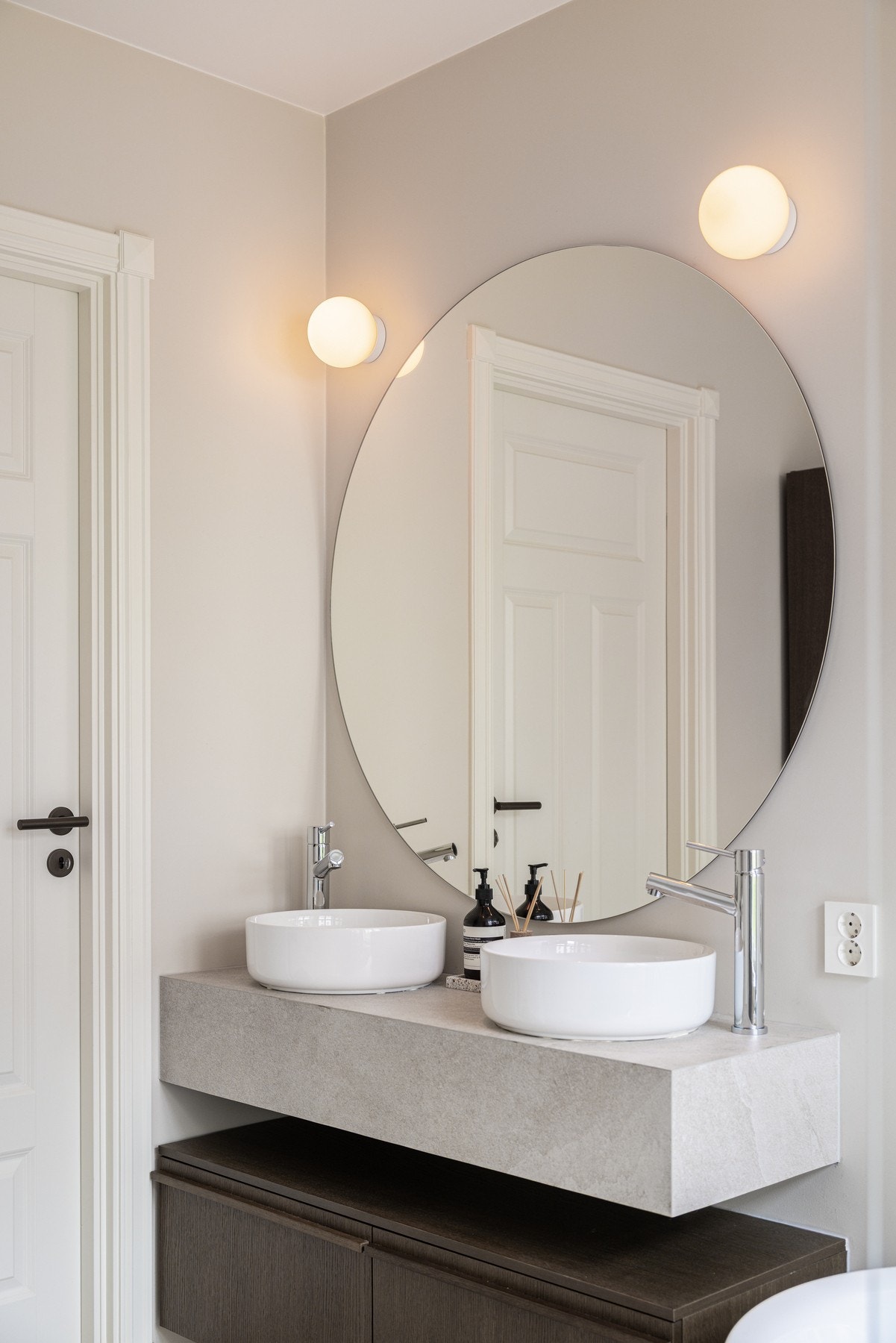 Hele baderommet er totaloppusset og utvidet i 2024 med nytt sluk, membran, gulv med varmekabler og nytt rør-i-rør system. Galleribilde