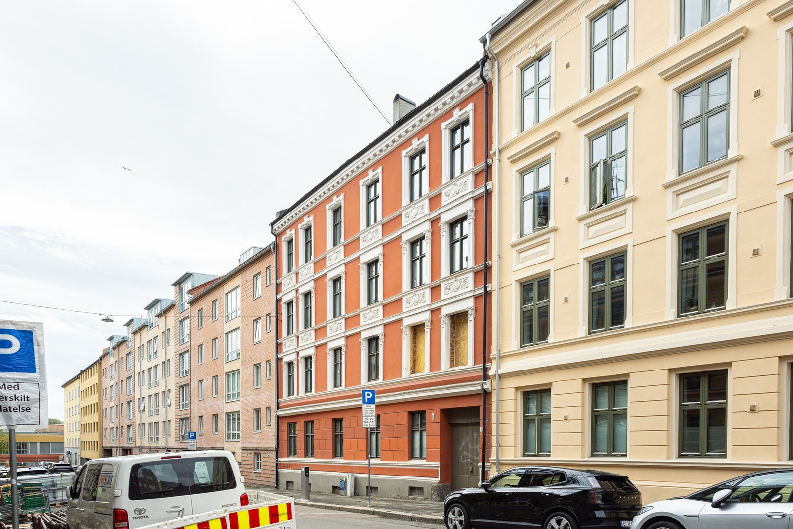 Leiligheten ligger i en nydelig, klassisk 1890-gård på Gruünerløkka i enveiskjørt gate. Galleribilde