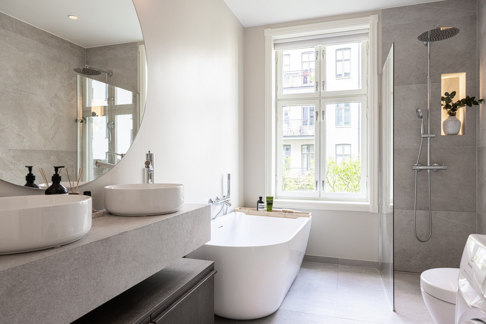 Nyoppusset spabad i 2024 med både dusj og badekar. Plassbygget nisje i dusjen og innfelt belysning med skjult anlegg. Galleribilde