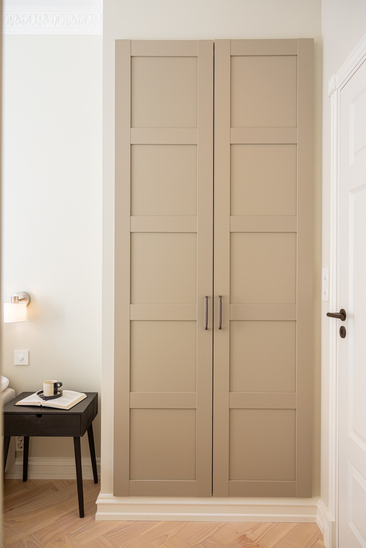 Det er nydelig stukkatur og listverk rundt garderobeinnredningen. Galleribilde