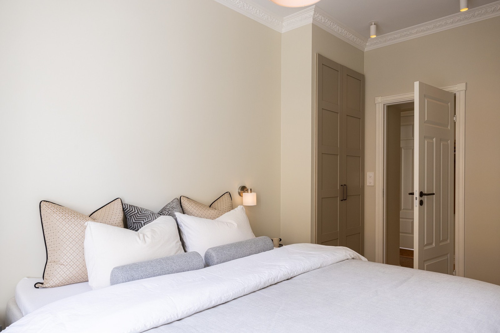 Svært lekre, innebygde garderobeskap på begge soverom. Håndtak i bronze. Galleribilde