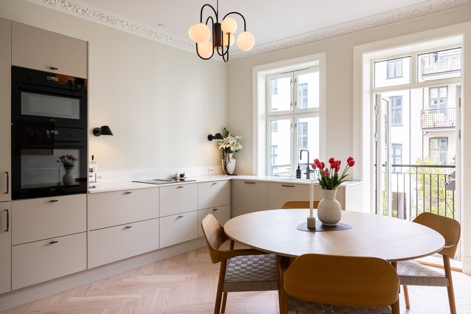 Nytt og lekkert kjøkken fra HTH. Påkostet benkeplate i komposittstein med 20 cm backsplash. Galleribilde