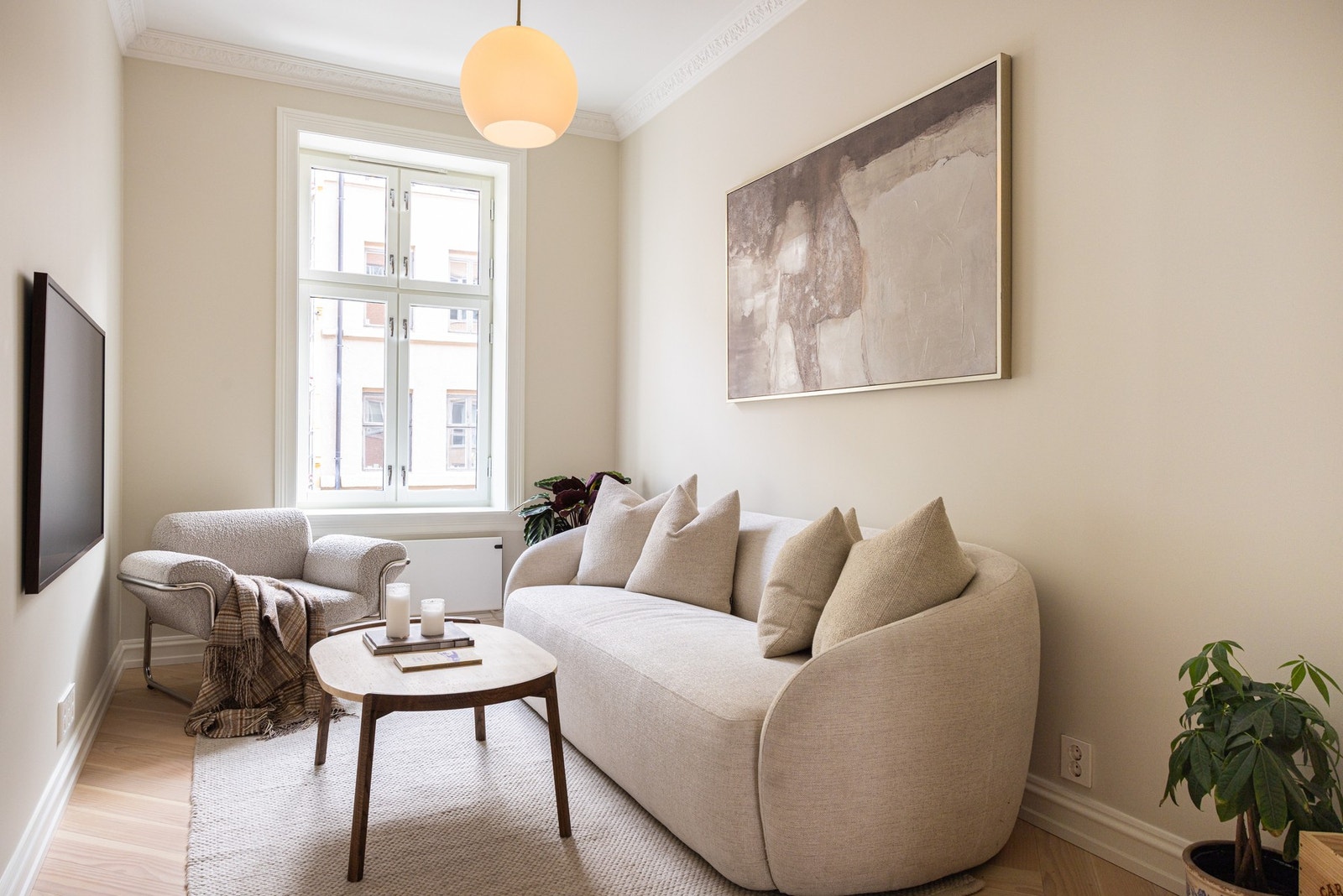 Ekstra brede, profilerte listverk, fiskebensparkett, stukkatur og rosett som komplementerer det klassiske uttrykket i leiligheten. Galleribilde