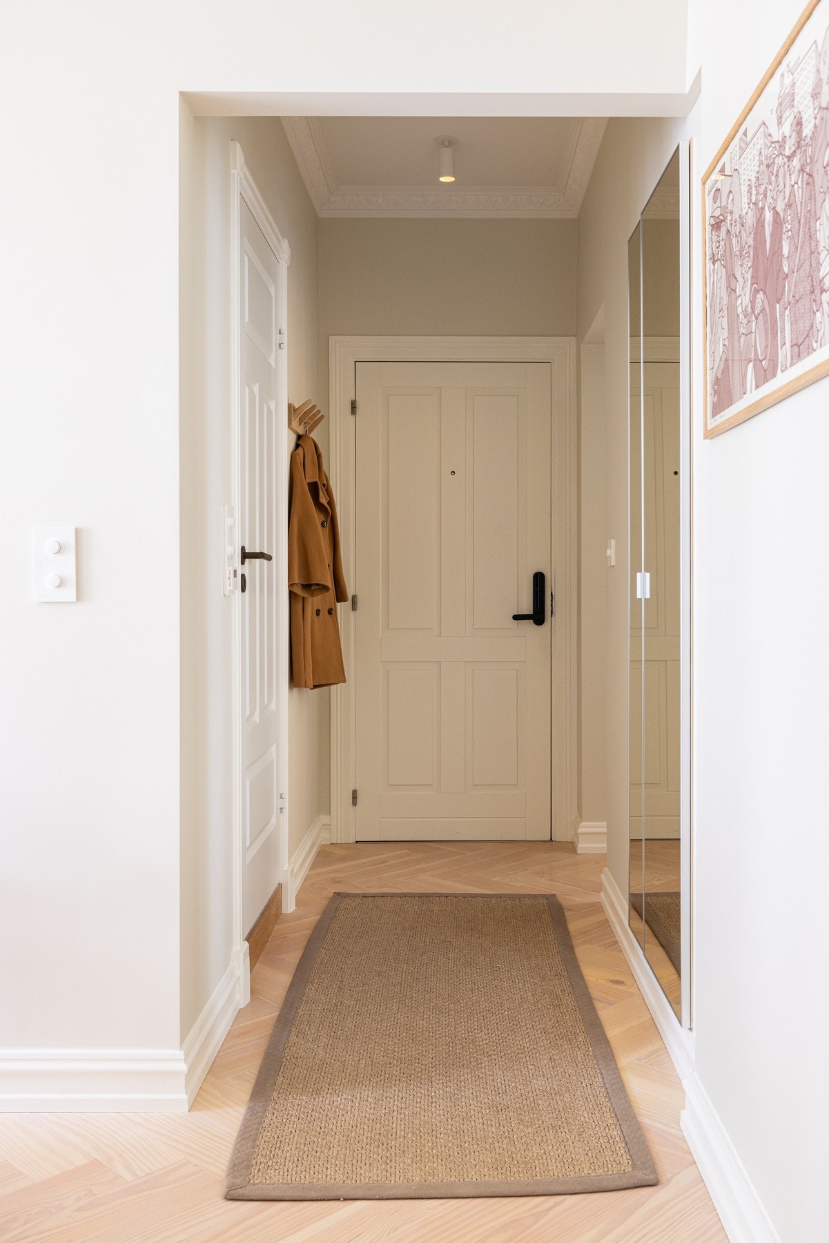 Spesialtilpasset garderobeskap i entré. Galleribilde