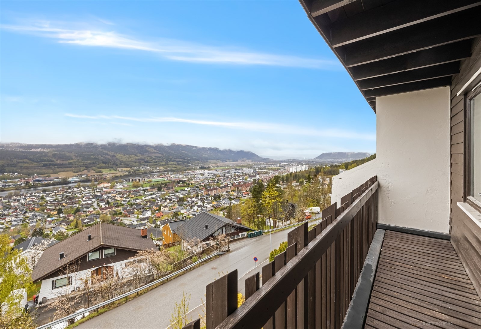 Terrasse i 2. etasje med utgang fra soverom. Flott utsikt og gode solforhold. Galleribilde