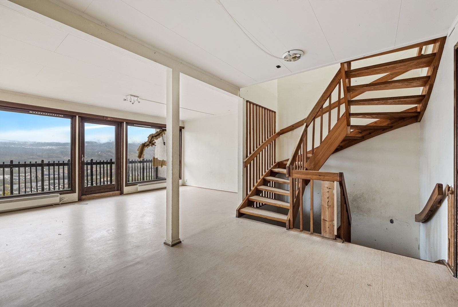 Stue med utgang til sør-vestvendt terrasse. Galleribilde