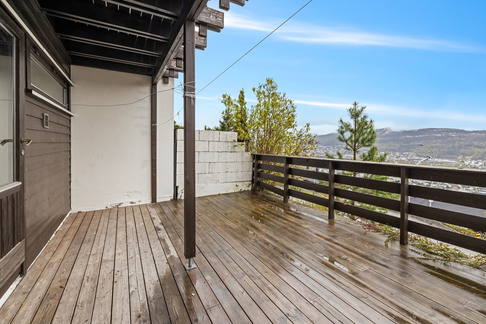 Fra det ene rommet i U. etasjen er det utgang til sør-vestvendt markterrasse med flott utsikt og gode solforhold. Galleribilde