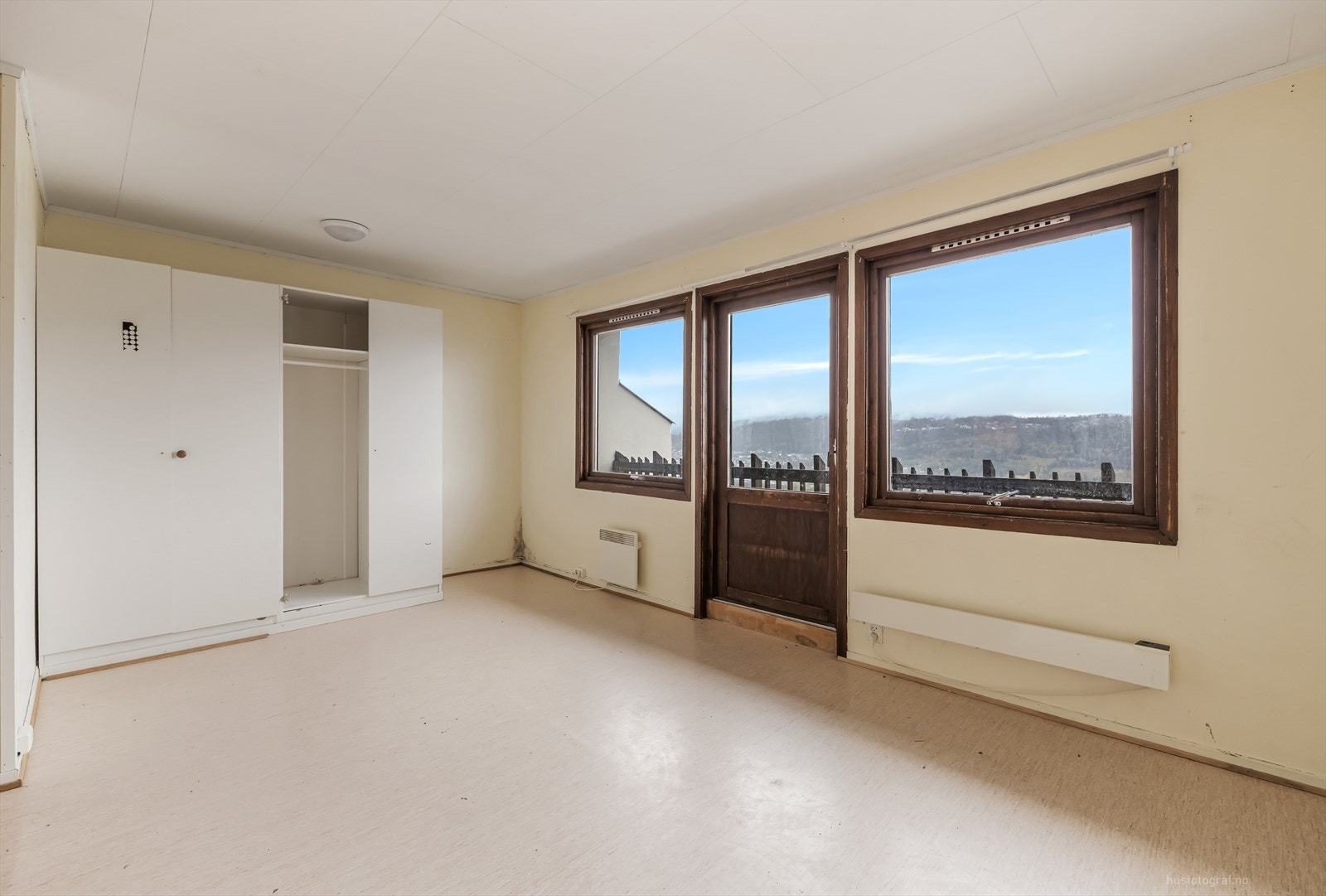 Soverom 1 med utgang til sør-vestvendt terrasse. Galleribilde