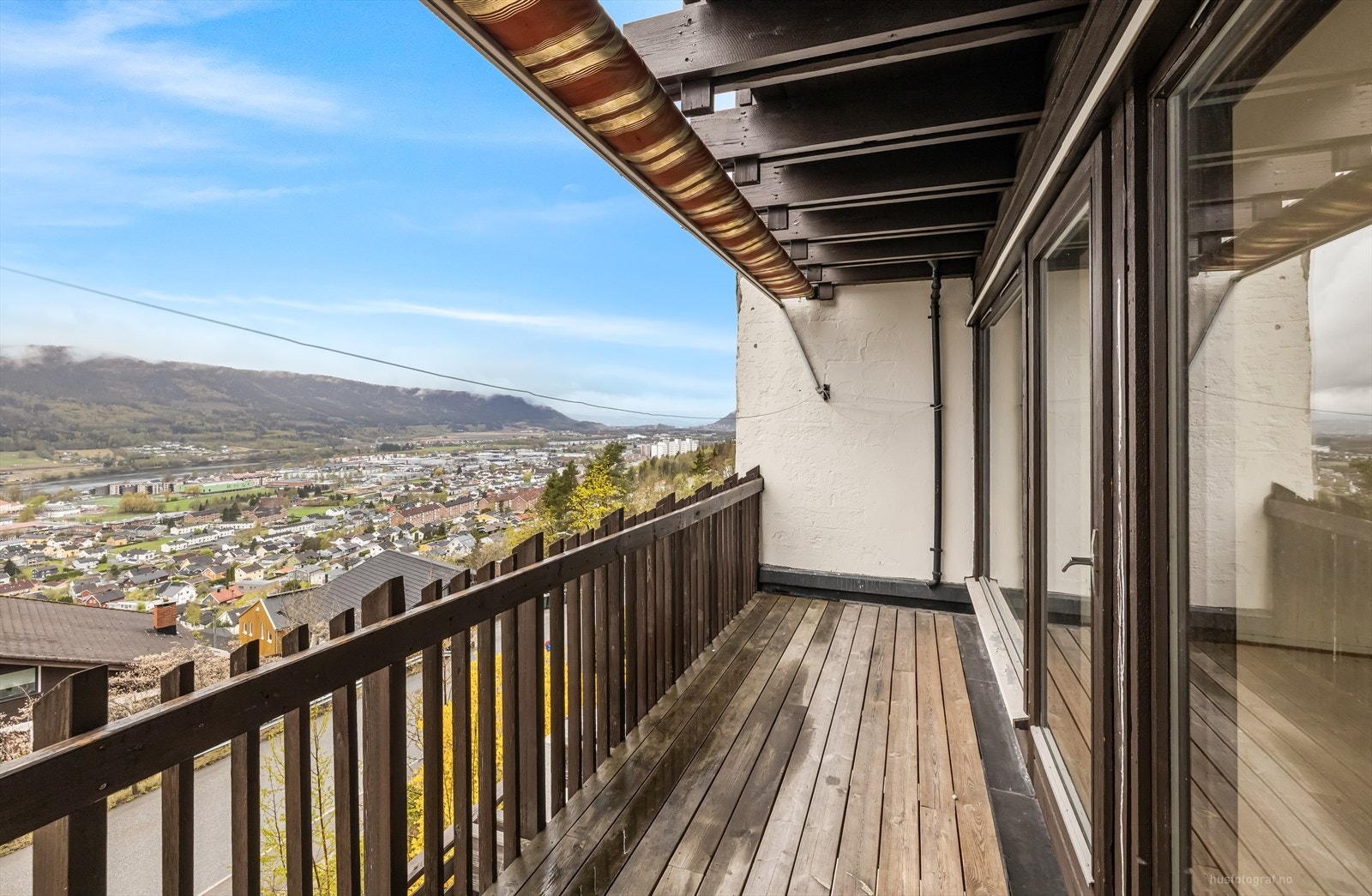 Terrasse i 1. etasje med flott utsikt. Galleribilde