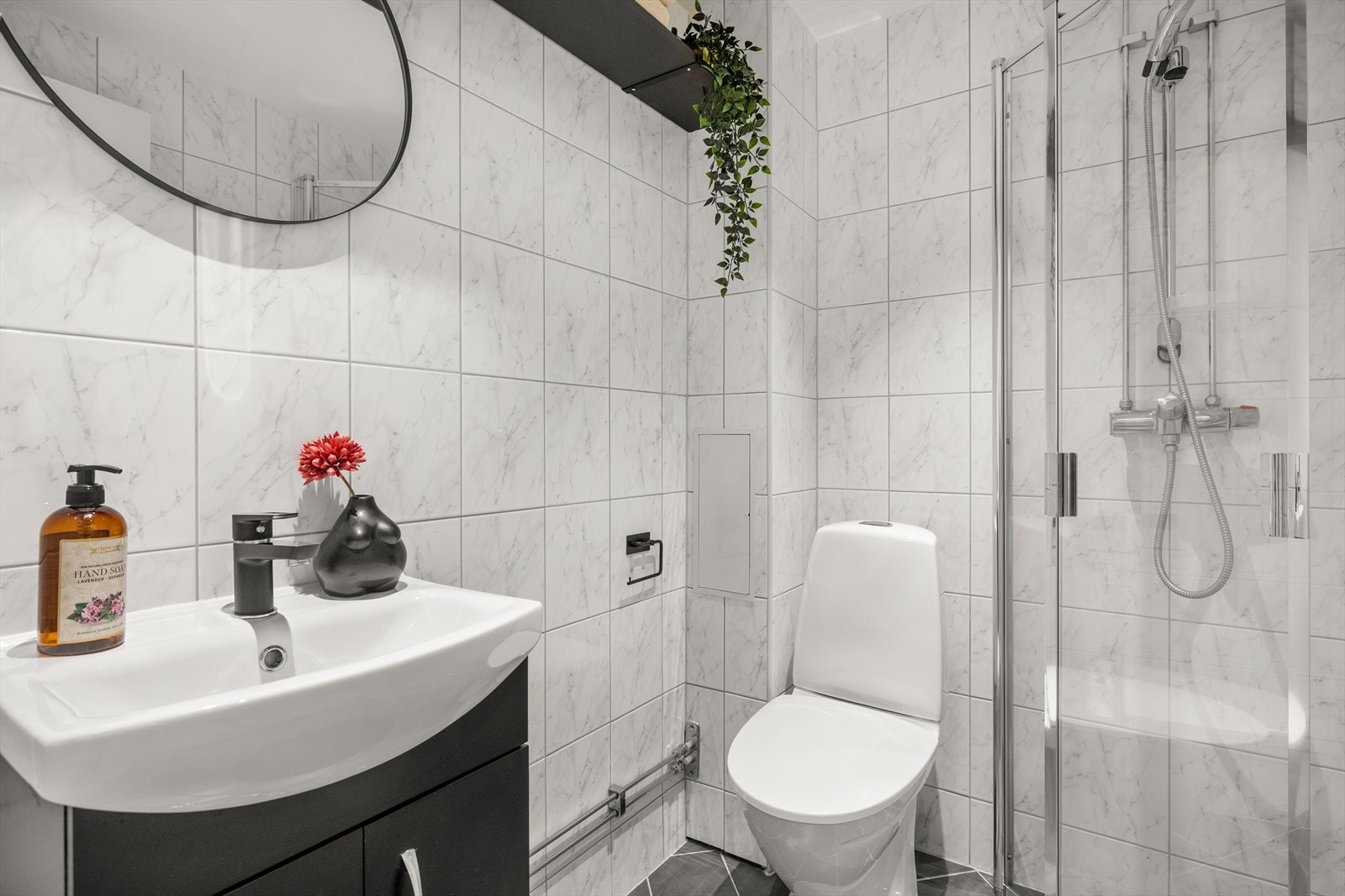 Badet har varmekabler i gulv, og ny baderomsinnredning fra 2024 Galleribilde