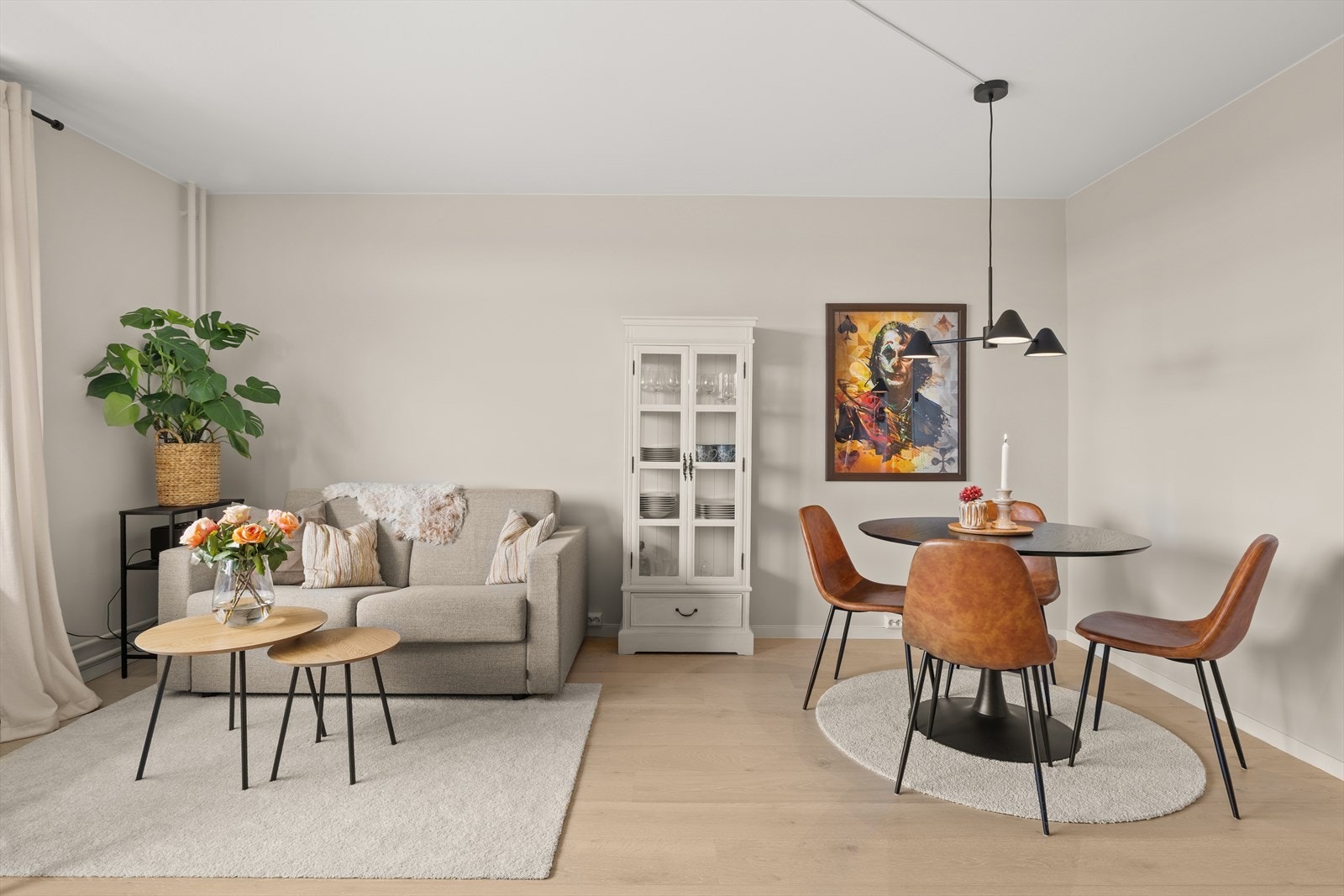 Arealeffektiv planløsning med plass til flere sittegrupper Galleribilde